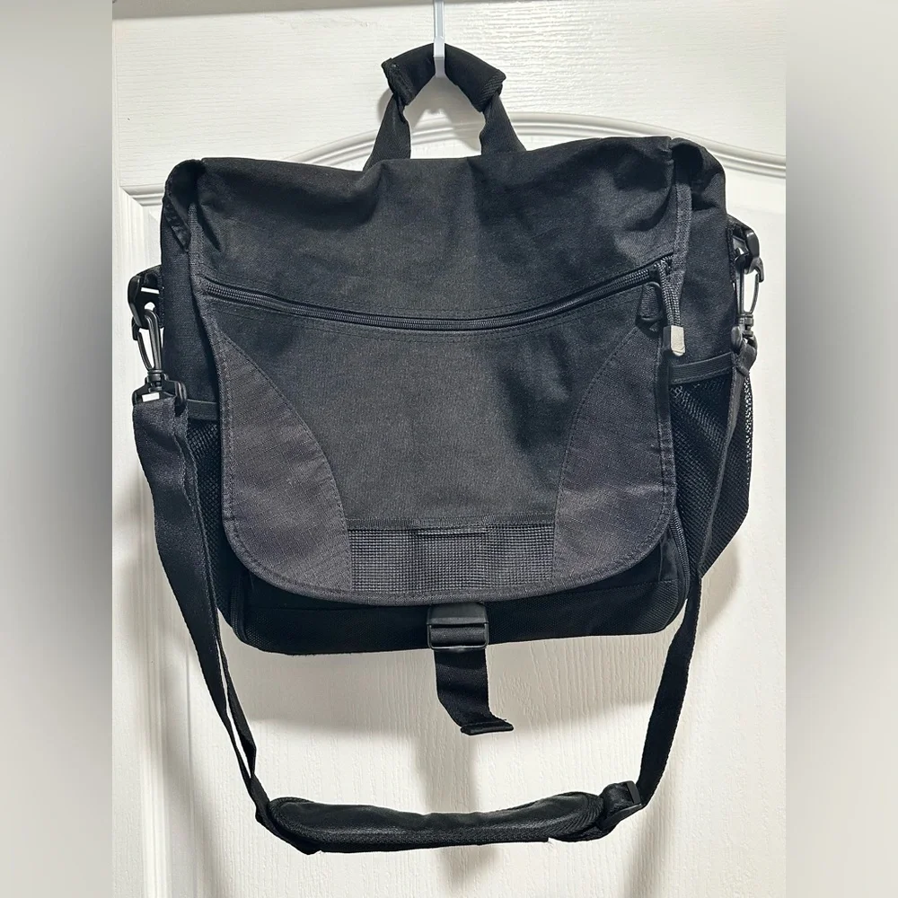 Piper Gear Black Messenger / Laptop Bag, Easily Fits 15